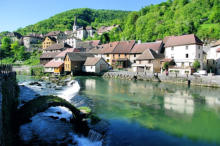 Lods : le villagela ,rivière Loue et au premier plan les restes du pont romain