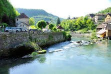 Lods : le village,la rivière Loue et le pont médiéval 2