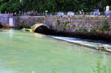 Lods : la rivière loue et le pont romain