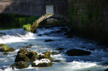 Lods : tumulte des eaux vers le pont médiéval