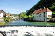 Lods : la rivière loue à travers le village