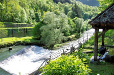 Lods : la rivière tumultueuse la loue vue depuis le lavoir