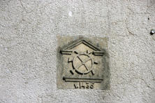 Lods : Plaque 1435 sur façade de maison