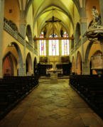 Orgelet : Eglise Notre Dame de l'Assomption, nef,autel et vitraux