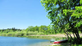 Lac de Bonlieu : barques en bordure du lac