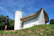 Ronchamp : la chapelle Notre Dame du Haut, visiteur comptemplant la chapelle