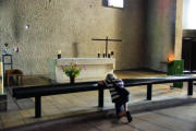 Ronchamp : la chapelle Notre Dame du Haut, autel principal avec photographe