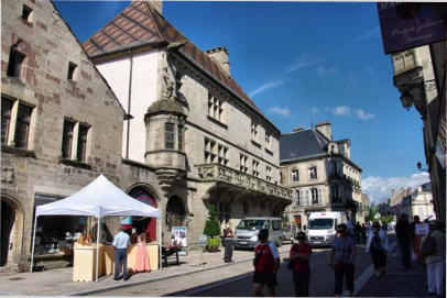 Luxeuil les Bains : rue principale avec maison à échauguette et balcon