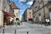 Luxeuil les Bains : place dans la rue centrale