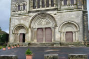 Vézelay : Basilique Sainte Marie Madeleine,le parvis,fronton