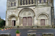 Vézelay : Basilique Sainte Marie Madeleine,le parvis,fronton