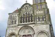 Vézelay : Basilique Sainte Marie Madeleine,détail du fronton