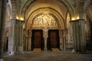 Vézelay : Basilique Sainte Marie Madeleine, l'entrée à 2 portes avrc tympan mis en lumière