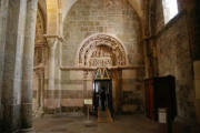 Vézelay : Basilique Sainte Marie Madeleine,entrée à une porte avec tympan