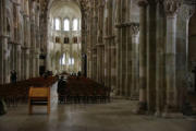 Vézelay : Basilique Sainte Marie Madeleine, la nef avec rangées de chaises et le choeur