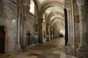 Vézelay : Basilique Sainte Marie Madeleine, bas côté gauche, sol en dalles modernes et voute en anse de panier