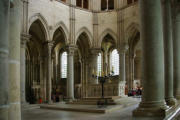 Vézelay : Basilique Sainte Marie Madeleine, autel et piliers du choeur