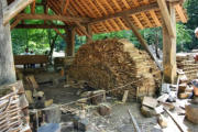 Guédelon : village des artisans (2013) atelier charpente et couverture