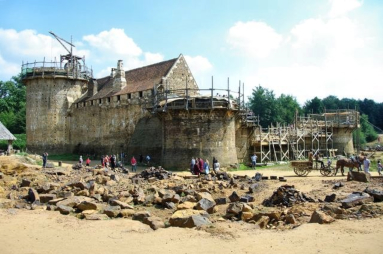 Guédelon : construction du château (année 2013), château à mi construction au milieu des rochers et visiteurs