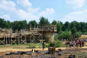 Guédelon : construction du château (année 2013), échafaudages en bois