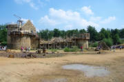 Guédelon : construction du château (année 2013), vue générale sur l'avancement des travaux