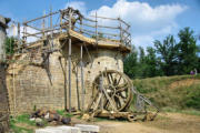 Guédelon : construction du château (année 2013), système à roue pour soulever les pierres