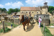 Guédelon : construction du château (année 2013), charrette et cheval pour le transport de pierres
