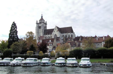 Dole : collégiale Notre Dame, vue avec vedettes de plaisance 