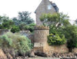 Ile de Bréhat - remparts avec tour ronde et habitations