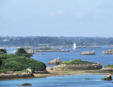 Ile de Bréhat - paysage de la côte avec le phare 