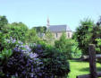 Ile de Bréhat - l'église avec des fleurs au premier plan