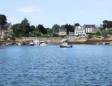 Ile de Bréhat - belles maisons et bateaux le long de la côte