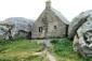 Bretagne-Meneham-hameau de Kerlouan-maison corps de garde entre deux gros rochers