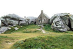 Bretagne-Meneham-hameau de Kerlouan-corps de garde entre rochers