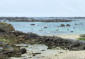 Bretagne-Meneham-hameau de Kerlouan-bateaux dans une anse au milieu d'îlot et récifs