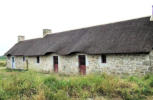 Bretagne-Meneham-hameau de Kerlouan-habitant ancien rénové