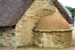 Bretagne-Meneham-hameau de Kerlouan-four à pain accolé à une maison