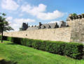 Château de Kerjean - toits émergeant des remparts 