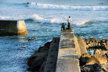 Penhors - rentrée au port de surfeur