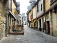 Vitré : la ville, ruelle pavée et maisons à pan de bois