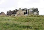 Bretagne-Meneham-hameau de Kerlouan-maisons à l'abri des intempéries derrière les rochers