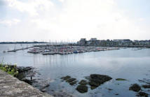 le port de plaisance et la ville de Concarneau