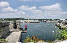 Concarneau et ses remparts - bateaux de pêche