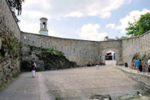 Concarneau - les remparts avec esplanade pour la mise à l’eau de bateaux