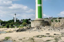 le bas du phare du Coq de Bénodet à  marée basse