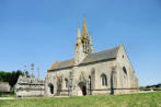 vue sur le calvaire et la chapelle de Tronoën