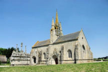 vue sur le calvaire et la chapelle de Tronoën