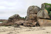 Bretagne-Trégastel-énormes rochers comme empilés par les hommes