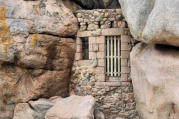Bretagne-Trégastel-mur d'enceinte en pierres avec porte entre deux rochers