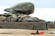 Bretagne-Trégastel-énorme rocher semblant surveiller l'entrée du port